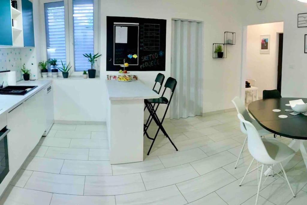 Novoureden Komforni Stan Od 90 M2 S Dvoristem Apartment Sibenik Room photo